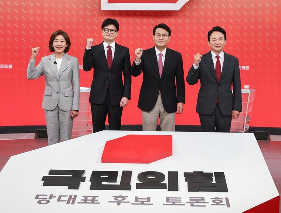 19일 서울 양천구 SBS 스튜디오에서 열린 국민의힘 7·23 전당대회 당 대표 후보 방송토론회에 나선 나경원·한동훈·윤상현·원희룡 후보가 기념 촬영을 하고 있다. 국회사진기자단