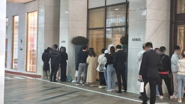 서울 중구 롯데에비뉴엘 본점 까르띠에 매장 앞에 대기자들이 늘어섰다. 사진=한경DB
