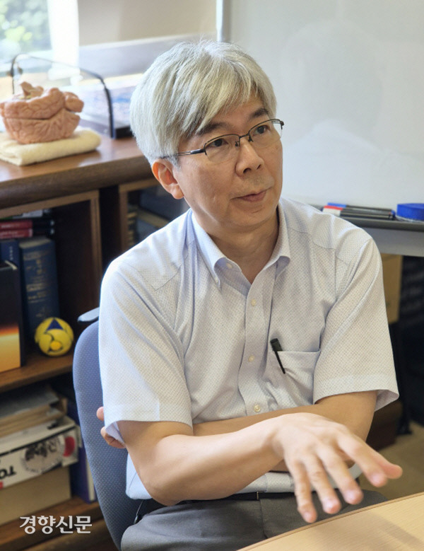 Professor Kuniyoshi Sakai is interviewed by Kyunghyang Shinmun at the University of Tokyo on July 19. Reporter Ban Ki-woong