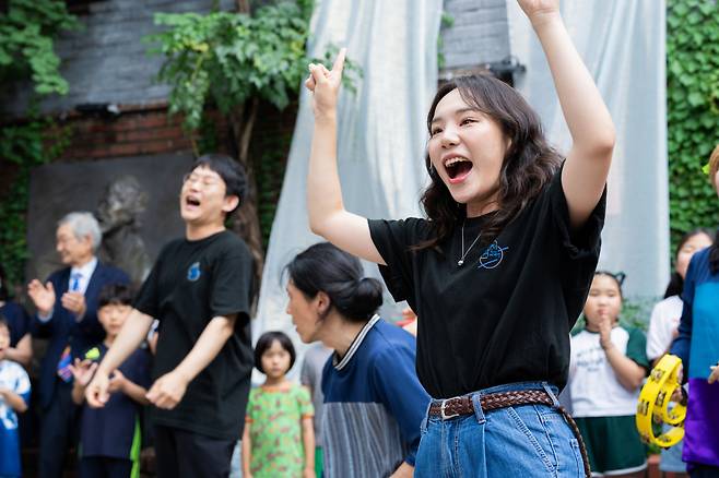 Actors perform a scene from children's musical “Red Pepper Tteokbokki” during the reopening ceremony at the Arko Kkumbat Theater in Daehangno, Seoul, Thursday. (Arko)