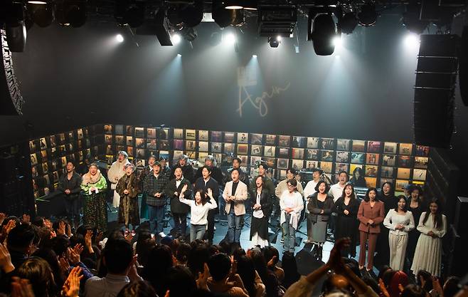 Actors sing during the 16th round of the relay concert performance of "Hakchon Again" on March 11. (Hakchon)