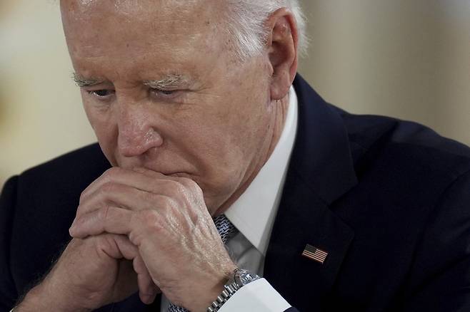 조 바이든 미국 대통령이 지난달 13일 이탈리아에서 열린 G7 정상회의에서 생각에 잠겨있다. FILE - President Joe Biden attends a roundtable session at the G7 world leaders summit, at Borgo Egnazia, southern Italy, June 13, 2024. Biden dropped out of the 2024 race for the White House on Sunday, July 21, ending his bid for reelection following a disastrous debate with Donald Trump that raised doubts about his fitness for office just four months before the election. (Christopher Furlong/Pool Photo via AP, File) FILE PHOTO; mandatory credit