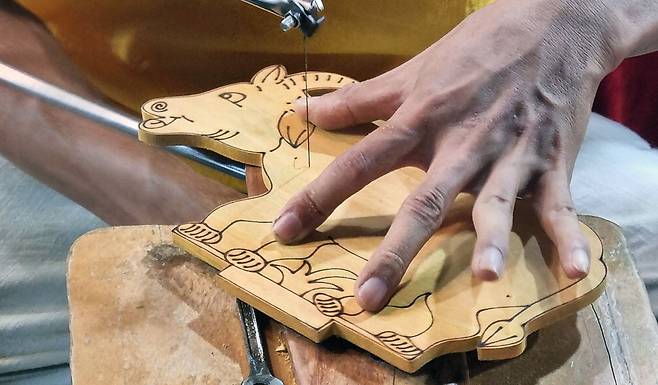 거리의 아티스트. 얇은 톱으로 나무를 깎아가며 작품을 만들고 있습니다. 실수하면 그 순간 노력이 물거품이 됩니다. 한 땀 한 땀 정성이 모여 작품이 됩니다.  이승환 기자