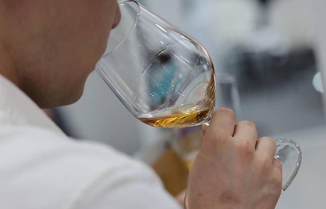 서울 강남구 코엑스에서 열린 2024 서울국제주류&와인박람회에서 관람객들이 시음을 하고 있다. [연합]