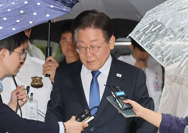 이재명 전 더불어민주당 대표가 22일 오후 서울 서초구 서울중앙지법에서 열리는 ‘공직선거법 재판 위증교사 혐의’ 관련 1심 속행 공판에 출석하기 위해 법정으로 향하고 있다. [연합]