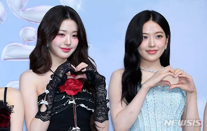 [인천=뉴시스] 김혜진 기자 = 그룹 아이브 원영, 유진이 21일 오후 인천 중구 인스파이어아레나 리조트에서 열린 2024 SBS가요대전 서머 블루카펫에서 포즈를 취하고 있다. 2024.07.21. jini@newsis.com