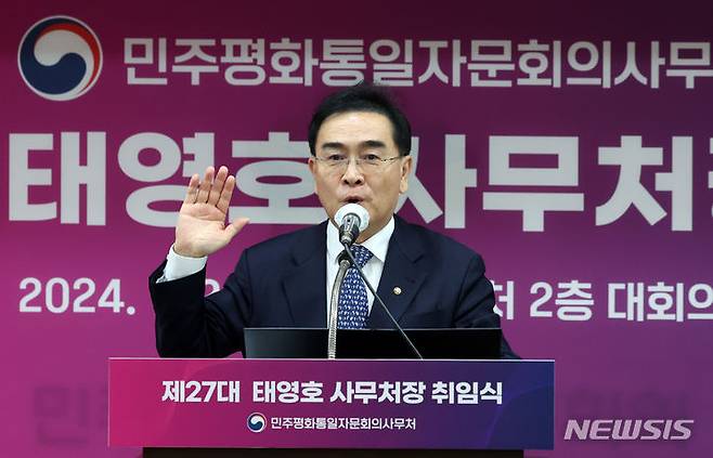 [서울=뉴시스] 이영환 기자 = 태영호 신임 민주평화통일자문회의(민주평통) 사무처장이 22일 오전 서울 중구 민주평통 사무처 대회의실에서 열린 취임식에서 공무원 선서를 하고 있다. 2024.07.22. 20hwan@newsis.com