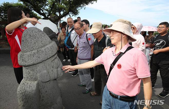 [제주=뉴시스] 우장호 기자 = 중국인 단체관광객(유커·遊客)들이 31일 오후 제주 시내권 대표적인 관광지인 용두암을 찾아 여행가이드의 설명을 들으며 즐거워하고 있다. 2017년 '한한령(한류제한령)' 이후 6년5개월 만에 크루즈선 '블루드림스타호(Blue Dream Star·2만4782t)를 타고 온 이들은 8시간 가량 제주에 머문 후 일본으로 향한다. 2023.08.31. woo1223@newsis.com