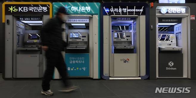 [서울=뉴시스] 김금보 기자 = 현금자동입출금기(ATM)와 현금자동인출기(CD) 이용액이 19년 만에 최저 수준으로 감소했다. 13일 한국은행 경제통계시스템에 따르면 'CD 공동망'을 통한 계좌이체와 현금인출 등의 금액은 지난 1월 14조8485억 원을 기록했다. 사진은 13일 서울 시내 한 건물에 설치된 현금자동입출금기. 2024.03.13. kgb@newsis.com