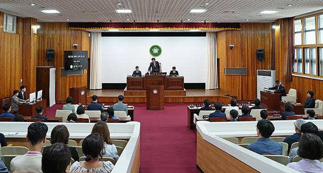 ▲태백시의회 고재창 의장은 22일 제278회 시의회 임시회 제6차 본회의에서 2024년도 제2회 추가경정예산안 등을 의결하고 있다. ⓒ태백시의회