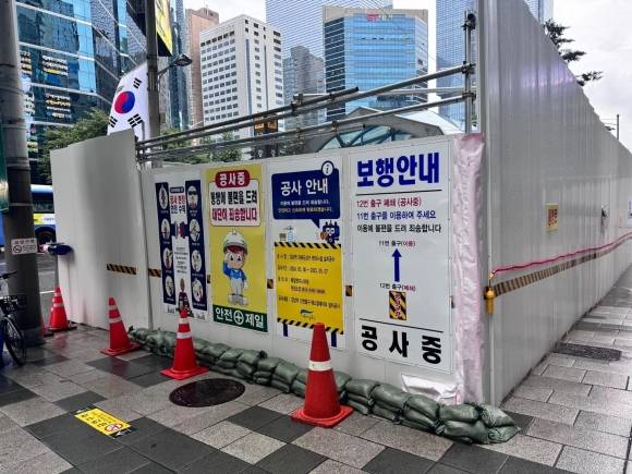 강남역 12번 출구 에스컬레이터 설치 공사 현장 전경