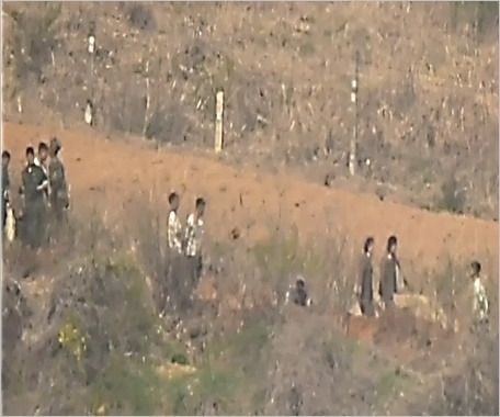 전선지역의 북한군 모습 - 비무장지대(DMZ) 인근 대규모 공사에 투입된 북한군 가운데 여군들의 모습. (오른쪽) 국방부 제공