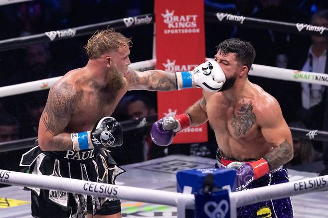 제이크 폴이 21일 마이크 페리와의 복싱 대결에서 왼손 잽을 날리고 있다. EPA연합뉴스