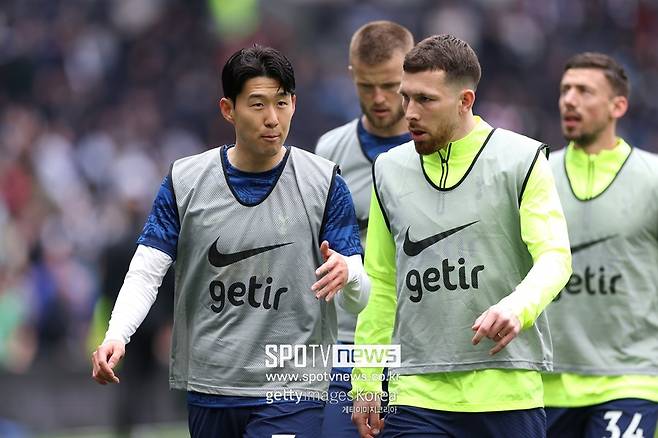 ▲ 손흥민과 피에르-에밀 호이비에르(왼쪽부터). 토트넘에서 손흥민 절친인 피에르-에밀 호이비에르가 마르세유로 이적한다. 지난해 여름부터 이적설은 줄기차게 있었다. 아틀레티코 마드리드부터 세리에A 팀들까지 호이비에르를 원하는 팀들은 많았다. 호이비에르의 선택은 마르세유. 로베르토 데 제르비 감독과 대화가 결정적이었다. 토트넘은 주전에서 밀린 호이비에르를 팔고 최소한의 이적료를 챙겼다.