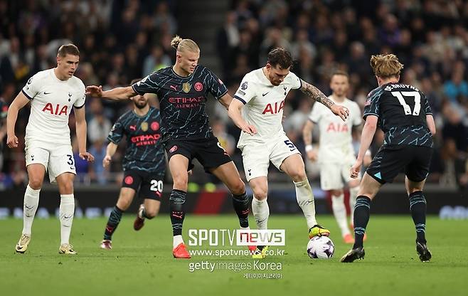 ▲ 토트넘에서 손흥민 절친인 피에르-에밀 호이비에르가 마르세유로 이적한다. 지난해 여름부터 이적설은 줄기차게 있었다. 아틀레티코 마드리드부터 세리에A 팀들까지 호이비에르를 원하는 팀들은 많았다. 호이비에르의 선택은 마르세유. 로베르토 데 제르비 감독과 대화가 결정적이었다. 토트넘은 주전에서 밀린 호이비에르를 팔고 최소한의 이적료를 챙겼다.