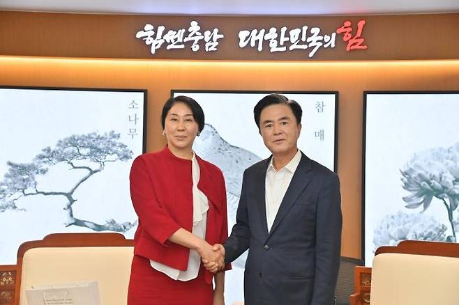 김태흠(오른쪽) 충남지사와 아이다 이스마일로바 주한 키르기즈공화국 대사 [충남도 제공. 재판매 및 DB 금지]