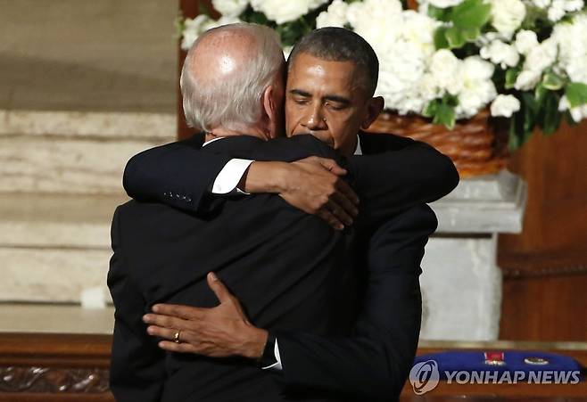 2015년 조 바이든 대통령 아들 장례식에서 포옹하는 버락 오바마 전 대통령 [AP 연합뉴스 자료사진]