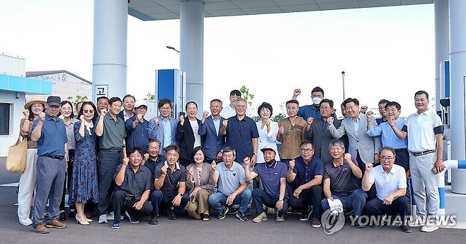 제주 그린수소 충전소 찾은 문재인 전 대통령 (제주=연합뉴스) 문재인 전 대통령과 김정숙 여사(두 번째 줄 오른쪽에서 7번째 및 6번째)가 22일 제주시 함덕 그린수소 충전소를 방문해 주민 등과 함께 기념사진을 찍고 있다. 2024.7.22 [제주도 제공. 재판매 및 DB 금지] koss@yna.co.kr