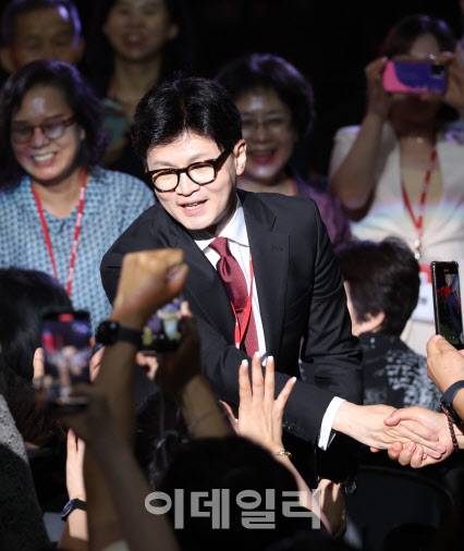 [이데일리 노진환 기자] 한동훈 국민의힘 당대표 후보가 23일 오후 경기도 일산 킨텍스에서 열린 국민의힘 제4차 전당대회에 참석하며 지지자들에게 인사하고 있다.