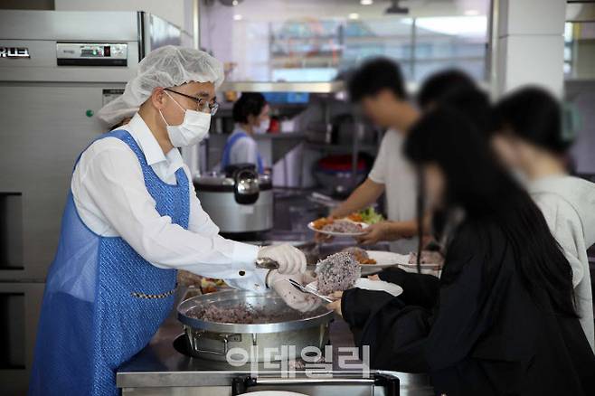 문승현 통일부 차관이 경기 성남시 수정구 소재 탈북 청소년 대안학교 하늘꿈중고등학교를 방문해 재학 중인 탈북청소년 및 학교 관계자들을 격려한 후 급식 봉사를 하고 있다. (사진=통일부)