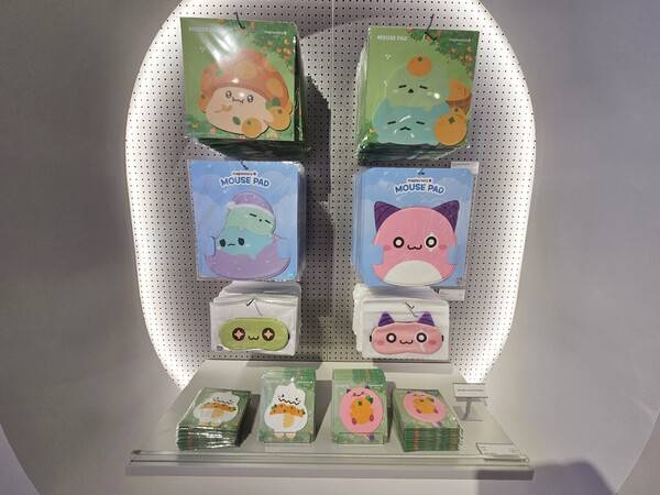 - 마우스 패드, 안대, 코스터 등 여기저기 귤로 가득