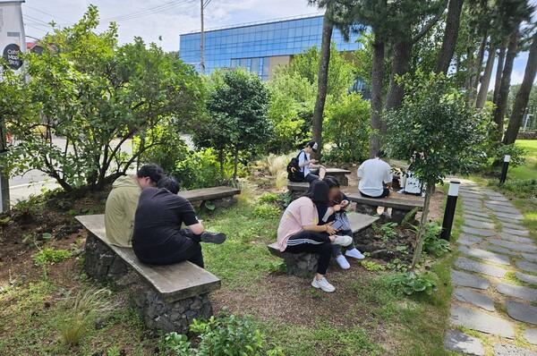 - 입장 전 근처 벤치에서 시간을 보내는 용사들