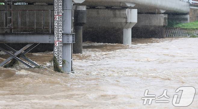 경기 북부 지역에 호우경보가 발효된 18일 오전 경기 동두천시 송천교 아래로 흐르는 한탄강이 폭우로 인해 수위가 4.0m를 가리키고 있다.. 2024.7.18/뉴스1 ⓒ News1 김진환 기자