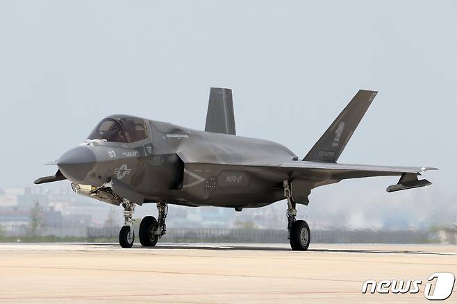 미 해병대 F-35B 스텔스 전투기가 이륙을 위해 이동을 하고 있다. (국방일보 제공) 2024.4.19/뉴스1 ⓒ News1 신웅수 기자