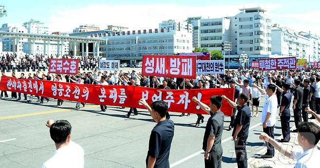 (평양 노동신문=뉴스1) = 지난달 26일 '6·25 미제반대투쟁의 날'을 맞아 각도, 시 군에서도 군중집회가 열린 모습. [국내에서만 사용가능. 재배포 금지. DB 금지. For Use Only in the Republic of Korea. Redistribution Prohibited] rodongphoto@news1.kr