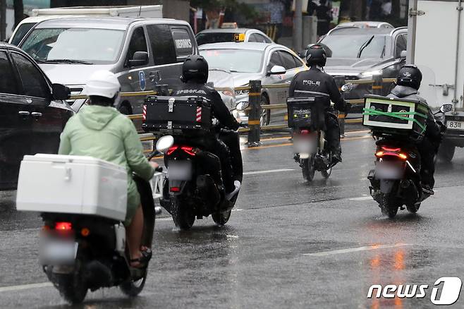 서울 강남역 인근에서 배달 노동자가 배달업무를 하고 있다. /뉴스1 ⓒ News1 황기선 기자