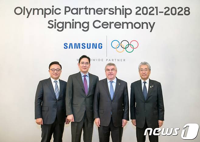 삼성전자가 국제올림픽위원회(IOC)와 2020년까지였던 올림픽 공식후원 계약 기간을 2028년까지로 연장했다고 4일 전했다. 고동진 삼성전자 IM 부문 대표이사 사장(왼쪽부터), 이재용 삼성전자 회장, 토마스 바흐 IOC 위원장, 다케다 쓰네카즈 IOC 마케팅위원회 위원장이 후원 연장 조인식 후 기념촬영을 하고 있다..2018.12.4/뉴스1 ​