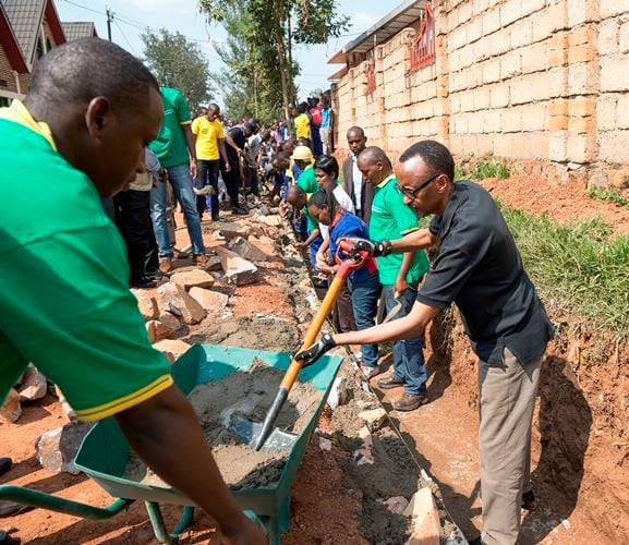 폴 카가메 르완다 대통령이 지난 2019년 11월 수도 키갈리에서 우무간다 활동의 일환으로 주민들과 도로 주변을 정비하고 있다. 카가메 대통령은 제노사이드 이후 사회와 국가의 통합을 위해 전통 가치에 기반한 다양한 프로그램을 도입했다. 르완다인들은 우무간다를 통해 마을의 기반 시설을 정비하는 동시에 이웃 간 친목도 다지고 있다. /르완다 대통령실
