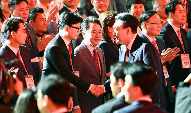 윤석열 대통령이 23일 경기 고양시 킨텍스에서 열린 국민의힘 4차 전당대회에 입장하며 한동훈 당대표 후보와 악수 하고 있다. /뉴스1