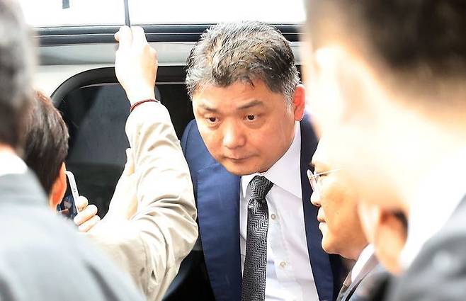 SM엔터테인먼트 시세조종 의혹을 받는 카카오 김범수 창업자 겸 경영쇄신위원장이 22일 오후 서울 양천구 서울남부지방법원에서 열리는 구속 전 피의자 심문(영장실질심사)에 출석하고 있다.ⓒ뉴시스