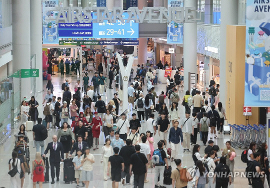 인천국제공항 1터미널에 붐빈 여행객 모습. <사진=연합뉴스>