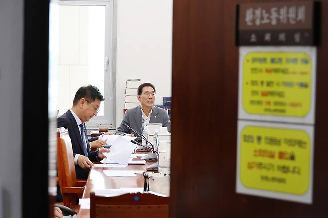 지난 16일 오전 국회 환경노동위원회에서 고용노동법안심사소위원회가 열리고 있다. 이날 소위에서는 더불어민주당이 당론으로 정한 '노란봉투법'(노동조합 및 노동관계조정법 개정안)을 의결했다. (사진=연합뉴스)