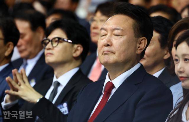 지난 4일 윤석열 대통령이 인천 남동체육관에서 열린 '한국자유총연맹 창립 제70주년 기념식'에 참석해 있다. 왼쪽은 한동훈 국민의힘 당대표 후보. 왕태석 선임기자
