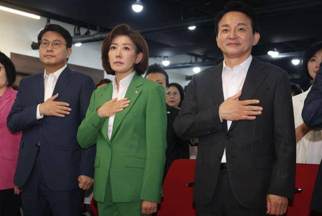 윤상현(왼쪽부터) 나경원 원희룡 국민의힘 당대표 후보가 18일 여의도 국민의힘 중앙당사에서 열린 서울시당 여성위원회 대회에서 국민의례를 하고 있다. 뉴시스