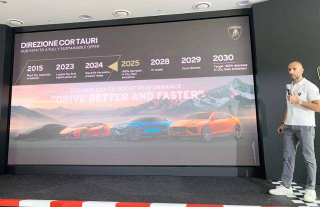 프란체스코 스카르다오니 람보르기니 아시아·태평양지역 총괄이 향후 출시 모델 라인업을 소개하고 있다. 용인=강희경 기자