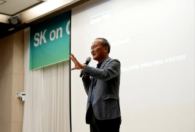 이석희 SK온 대표이사가 22일 서울 관악구 서울대 교수회관에서 '예정된 미래, 함께 나아가자'를 주제로 열린 CEO(최고경영자) 특강에서 발언하고 있다. SK온 제공