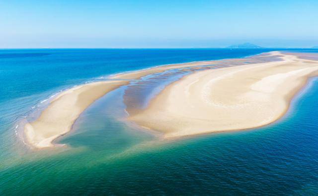 썰물 때 서서히 모습을 드러내는 섬 속의 섬, 대이작도 풀등. 한국관광공사 제공