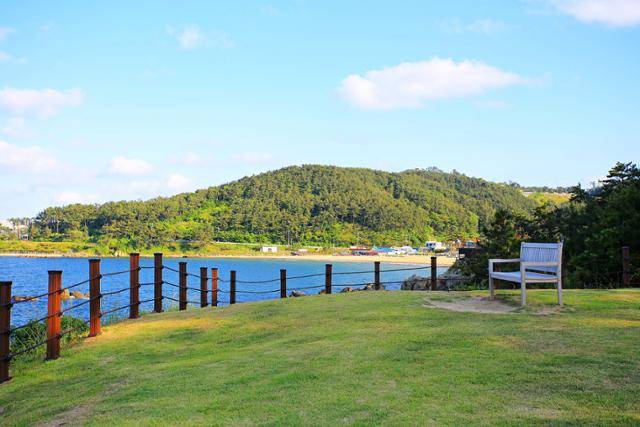 진하해변 남쪽 대바위공원은 바다를 바라보며 힐링하기 좋은 곳이다. 한국관광공사 제공