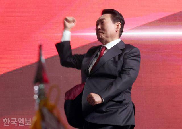윤석열 대통령이 지난해 3월 경기 고양시 킨텍스에서 열린 국민의힘 제3차 전당대회에 참석해 어퍼컷 세리머니를 하고 있다. 고양=서재훈 기자