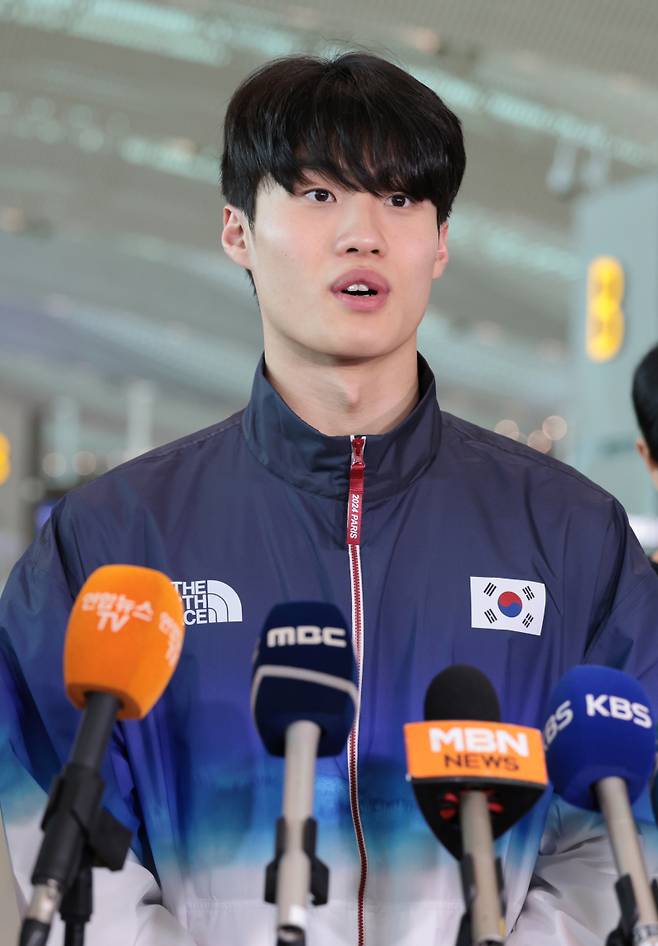 <yonhap photo-2172=""> 출국 전 인터뷰하는 황선우 (영종도=연합뉴스) 김인철 기자 = 2024 파리올림픽에 출전하는 수영 국가대표 황선우가 16일 오전 인천국제공항 제2여객터미널에서 출국에 앞서 인터뷰하고 있다. 2024.7.16 yatoya@yna.co.kr/2024-07-16 09:04:33/ <저작권자 ⓒ 1980-2024 ㈜연합뉴스. 무단 전재 재배포 금지, AI 학습 및 활용 금지></yonhap>