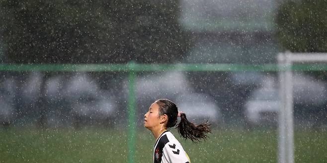 창원 명서초 여자축구부 장다연양(9)이 6월 말 열린 제32회 여왕기 전국여자축구대회 초등부 강릉FC와의 경기에서 비를 맞으며 뛰어가고 있다. 권도현 경향신문 기자는 이 아이들의 모습을 7월 ‘포토 다큐’ 기사로 소개했다. /경향신문 제공