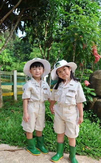 사육사 체험 시 입게 되는 어린이 사육사 복장.