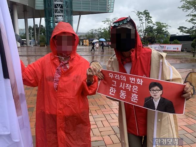 23일 제4차 국민의힘 전당대회가 열리는 경기 고양시 킨텍스 제1전시장 앞에 모인 당원·지지자들. / 사진=홍민성 기자