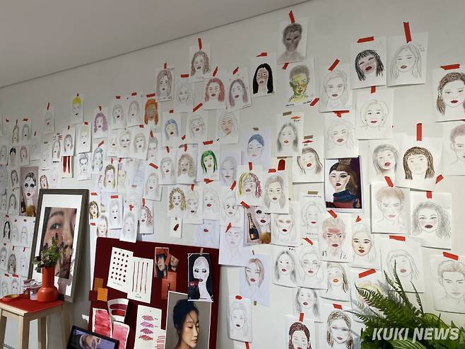 2층에 위치한 컬러 뷰티랩. 벽면엔 방문객들이 화장품 등을 이용해 완성한 메이크업 룩이 붙어 있다. 사진=심하연 기자