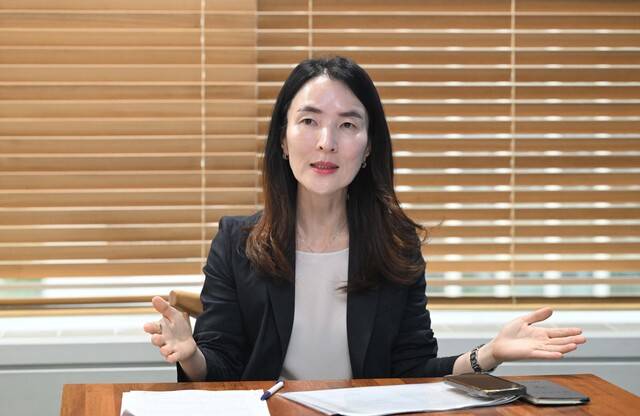 임현정 국민건강보험공단 법무지원실장이 지난 17일 서울 여의도 서울강원지역본부에서 진행된 국민일보와의 인터뷰에서 담배소송의 의미를 설명하고 있다. 임 실장은 “항소심 재판부도 국민 여론과 사회 변화, 제출된 방대한 증거와 전문가 목소리를 전향적인 태도로 살펴봐 주길 바란다”고 말했다.   권현구 기자