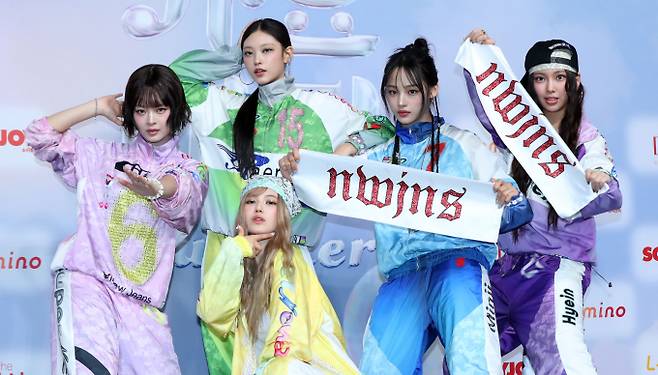 어도어가 영국 밴드 샤카탁이 제기한 뉴진스의 '버블검'(Bubble Gum) 표절 논란에 대한 입장을 전했다. 사진은 지난 21일  인천 중구 인스파이어아레나 리조트에서 열린 2024 SBS가요대전 서머 블루카펫에서 포즈를 취한 그룹 뉴진스. /사진=뉴시스